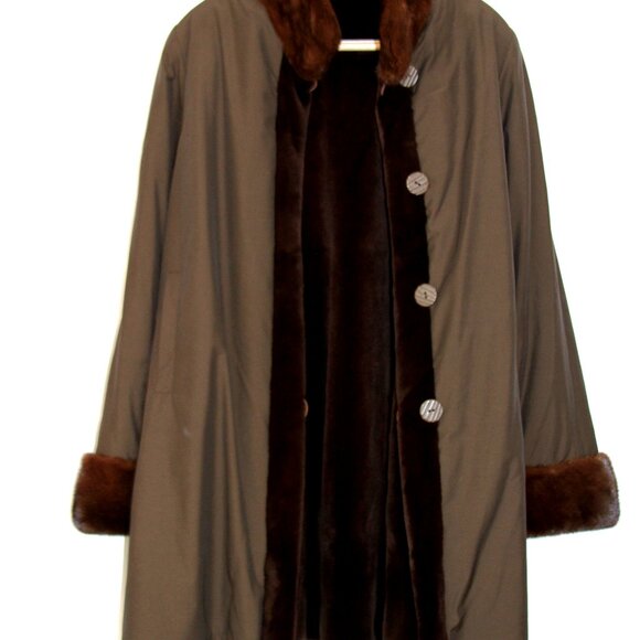 Luxurious Loro Piana Reversible Mink and Raincoat - Picture 2 of 16